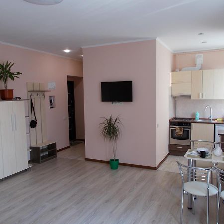 Apartment Near The Forum Mall Лвив Екстериор снимка