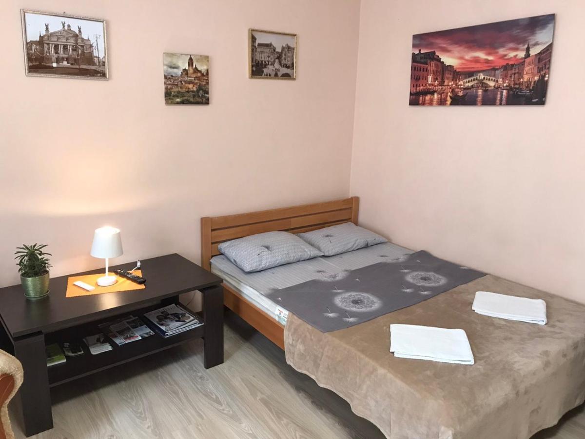 Apartment Near The Forum Mall Лвив Екстериор снимка