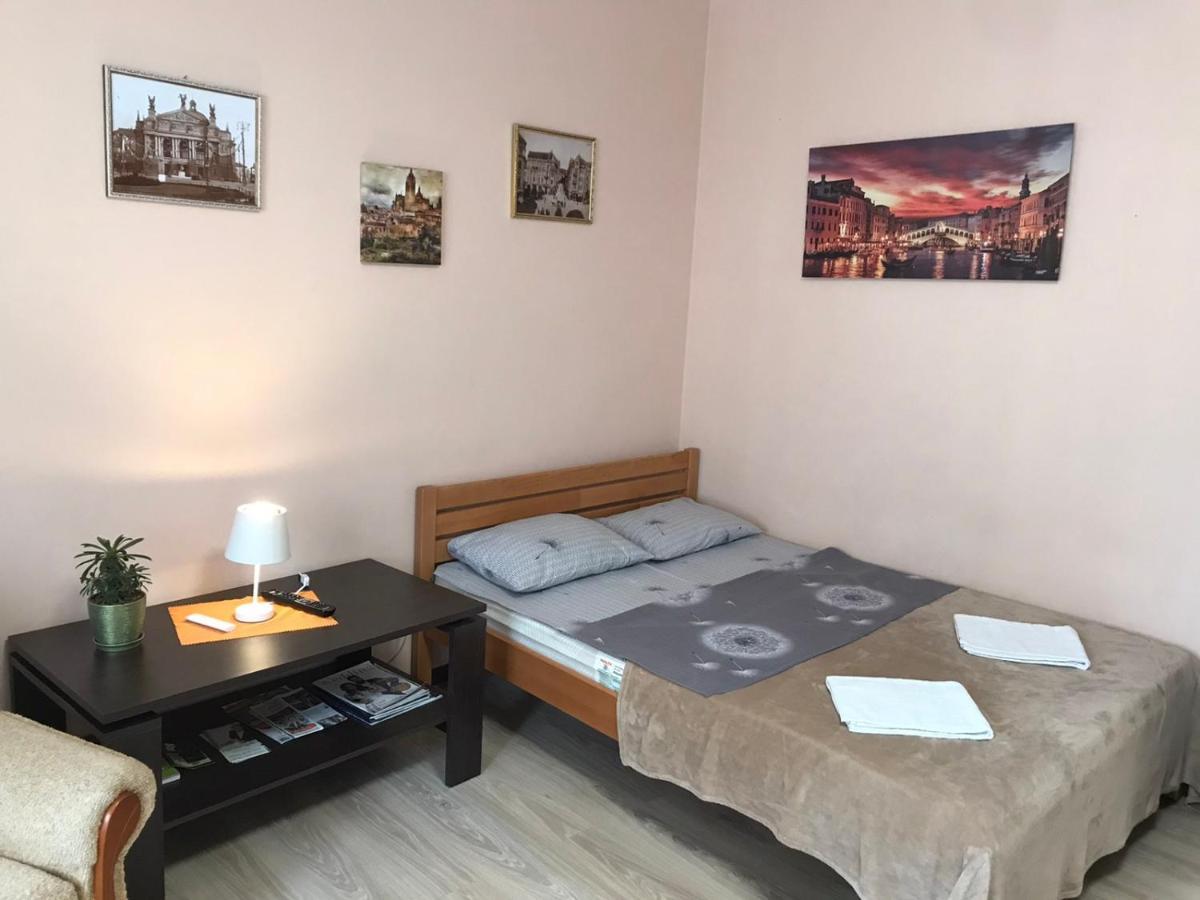 Apartment Near The Forum Mall Лвив Екстериор снимка