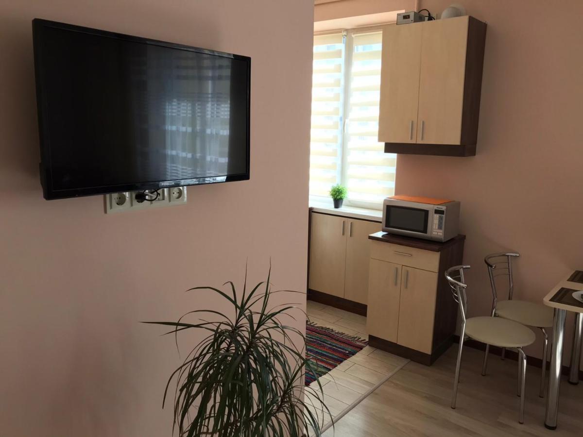 Apartment Near The Forum Mall Лвив Екстериор снимка